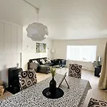 Koselig Leilighet Med Balkong Og Parkering.